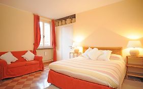 Ivy House In The Heart Of Milan